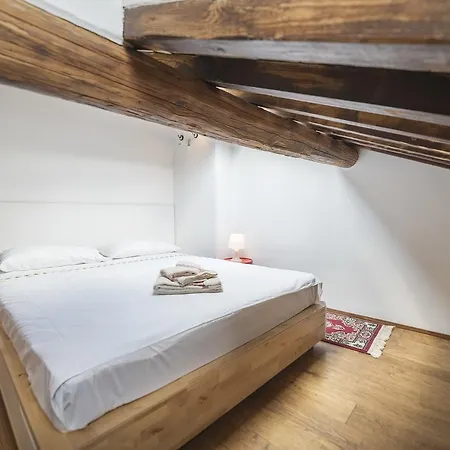 Piazza Di Pietra - Charme Homes Apartment *