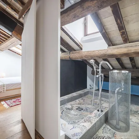 Piazza Di Pietra - Charme Homes Apartment